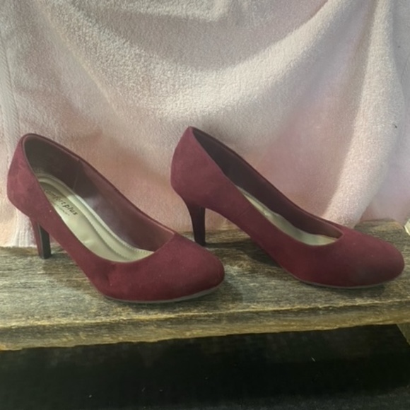 Burgundy or Maroon Pumps Size 6 - Picture 4 of 9